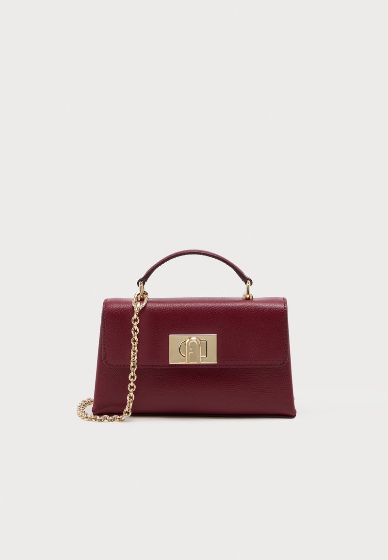 Bolsa de couro burgundy com uma alça de corrente em tom dourado, formato retangular, pega no topo e detalhe de fecho metálico com logotipo na frente.