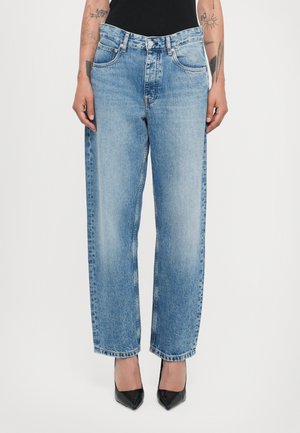 Hellblaue Jeans aus Denim mit geradem Bein, vorderen Taschen und hoher Taille. Abgerundet mit sichtbaren Nähten und raw Hemd.