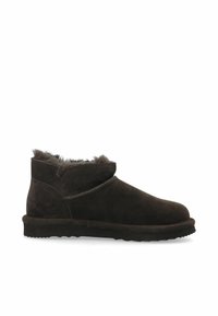 Braune Wildleder-Ankle-Boots mit weichem Kunstfellfutter, geschwungenem Kragen und flacher Gummisohle, ausgestattet mit einem schlichten Design und ohne sichtbare Beschläge.