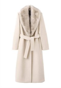 Abrigo beige con cuello de piel, mangas largas y cintura con cinturón. Hecho de material suave con una textura lisa, presenta un corte recto.