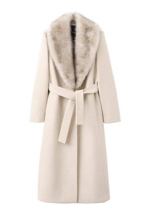 Cappotto beige con collo in pelliccia, maniche lunghe e vita con cintura. Realizzato in materiale morbido con texture liscia, presenta un taglio dritto.