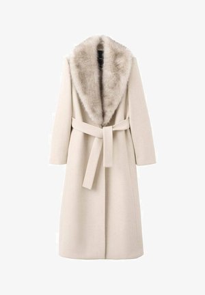 Cappotto beige con collo in pelliccia, maniche lunghe e vita con cintura. Realizzato in materiale morbido con texture liscia, presenta un taglio dritto.