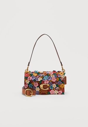 Ορθογώνια καφέ δερμάτινη τσάντα χειρός διακοσμημένη με πολύχρωμες 3D εφαρμογές λουλουδιών και μια μεγάλη χρυσή αγκράφα, με ένα αφαιρούμενο λουράκι δίπλα της.