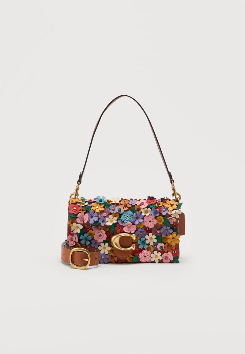 Ορθογώνια καφέ δερμάτινη τσάντα χειρός διακοσμημένη με πολύχρωμες 3D εφαρμογές λουλουδιών και μια μεγάλη χρυσή αγκράφα, με ένα αφαιρούμενο λουράκι δίπλα της.