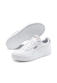 Scarpe da tennis bianche con una tomaia in pelle texturizzata, dotate di punta arrotondata, design con lacci e suola in gomma rigata. Dettaglio del logo marrone.