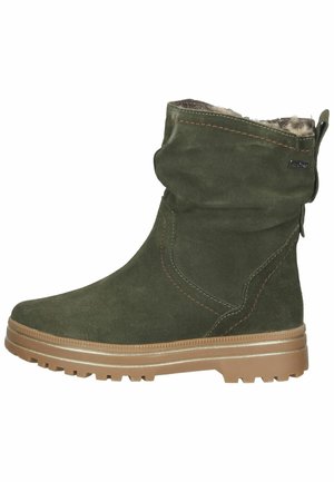 Groene suède enkellaars met een tankleurige rubberen zool, voering van bont aan de binnenkant en stiksel details, zijaanzicht.