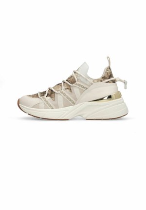 Basket beige épaisse avec tissu imprimé serpent, semelle blanche épaisse, lacets blancs et un accent métallique doré au talon.