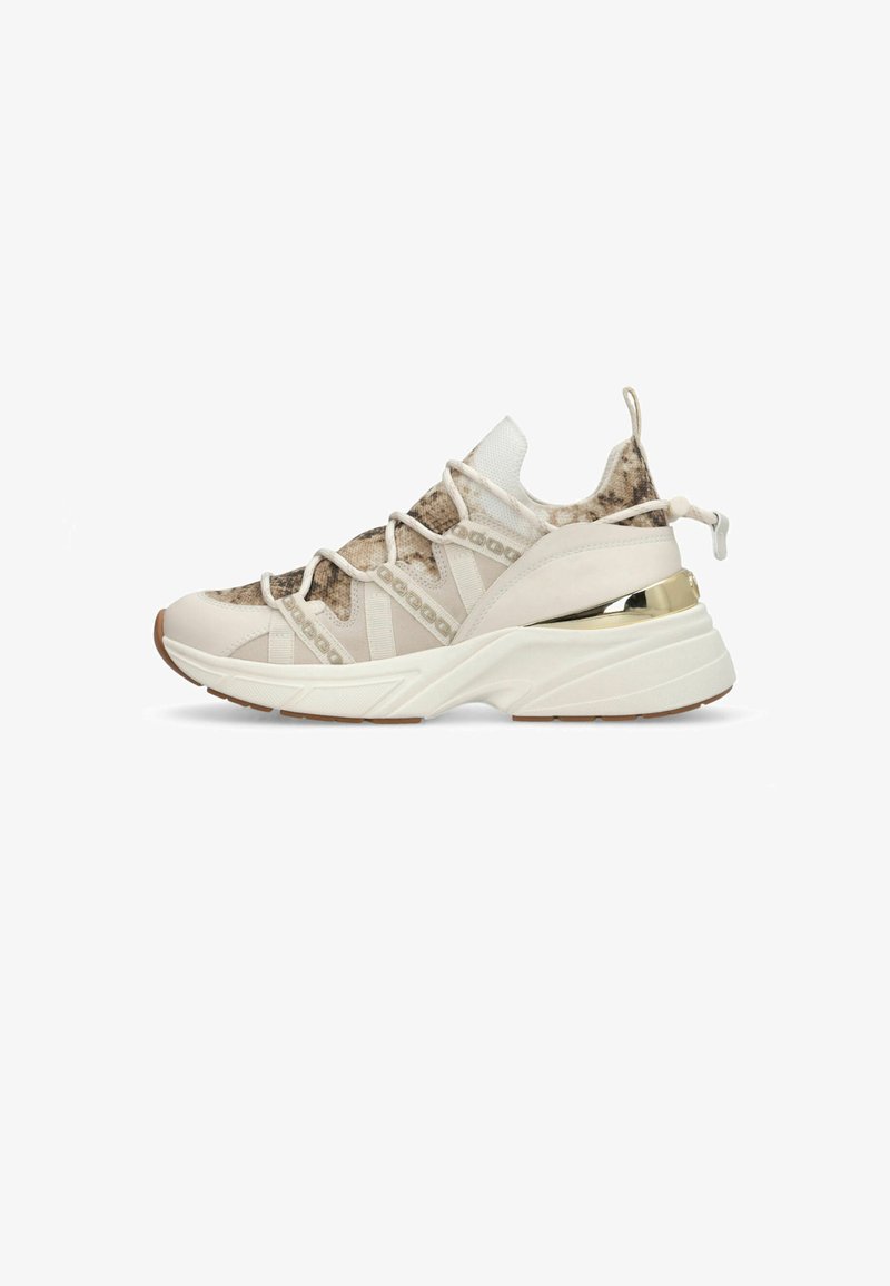 Basket beige épaisse avec tissu imprimé serpent, semelle blanche épaisse, lacets blancs et un accent métallique doré au talon.