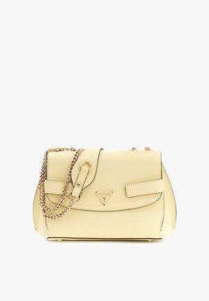 Gelbe Handtasche aus synthetischem Leder mit einer Kettenriemen, vorderer Klappe und Metall-Logoakzent. Verfügt über Ziernähten und eine glatte Oberfläche.