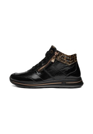 Sneaker nera alta con finitura lucida, cerniera laterale, lacci neri e dettaglio del colletto con stampa leopardata su sfondo bianco.