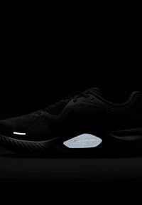 Musta urheilukenkä, jossa on teksturoitu päällinen, heijastavat yksityiskohdat ja erottuva ulkopohjan muotoilu, joka sisältää näkyvän tukijärjestelmän yksityiskohdan.