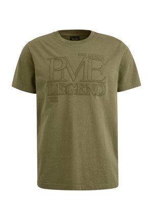T-shirt en coton vert olive avec un logo texturé "PME LEGEND" en lettres foncées. Encolure ronde classique et manches courtes, coupe décontractée.