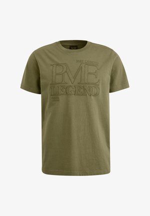 Olivno zeleno bombažno majico z teksturiranim logotipom "PME LEGEND" v temnih črkah. Klasičen kroj s kratkimi rokavi in sproščenim fitom.