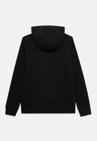 Melns sporta krekls ar garām piedurknēm, redzams no aizmugures, ar kapuci un ribotas aproces un apakšdaļu uz vienkārša baltā fona.