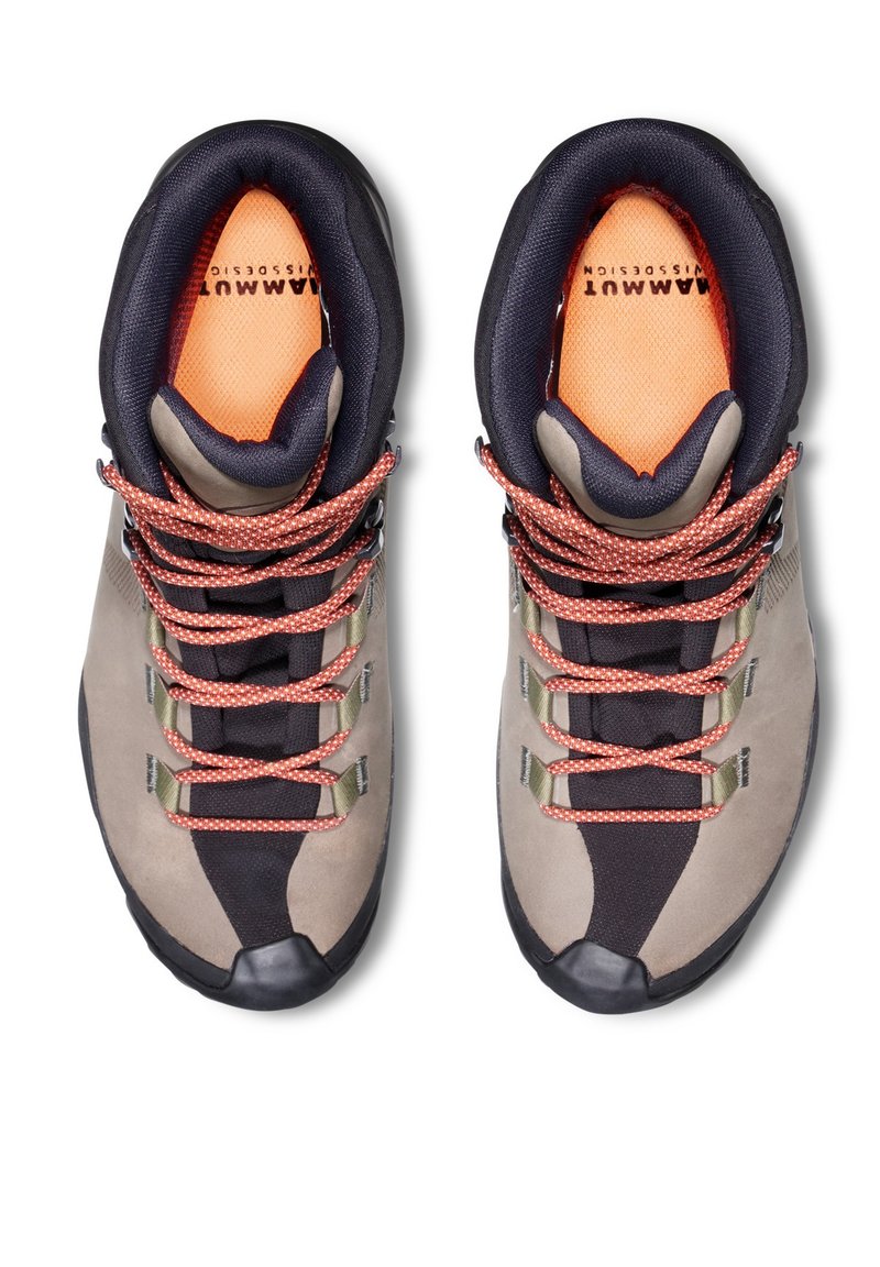 Wysokie buty trekkingowe w szarym i czarnym zamszu z pomarańczowymi i zielonymi wzorzystymi sznurówkami, z wytrzymałą gumową podeszwą i wyściełanym kołnierzem.