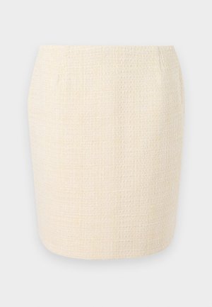 Woven creamowa spódnica ołówkowa z teksturowanym wykończeniem, o prostej sylwetce i subtelnymi pionowymi liniami.