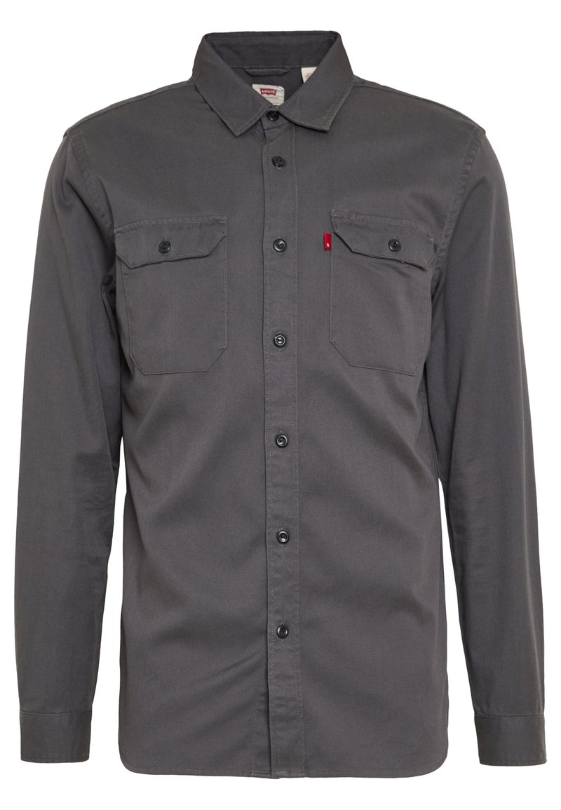 Grå långärmad skjorta i en bomullsblandning, med spetsig krage, två bröstfickor, knäppning framtill och svarta knappar.