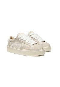 Beige Wildlederschuhe mit einer strukturierten Oberfläche, flauschigen weißen Schnürsenkeln und einer klobigen, cremfarbenen Gummisohle. Dezente Nahtdetails heben das Design hervor.