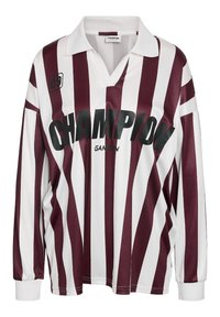 Lange mouwen witte en bordeauxrode verticaal gestreepte rugbyshirt met witte kraag, "CHAMPION" en "GAME ON" tekst op de voorkant, en nummer 09 op de borst.