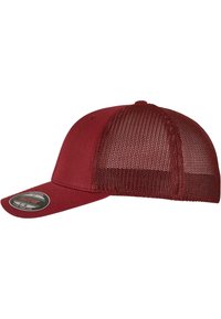 Burgundi snapback sapka, szilárd első panellel és lélegző hálós háttal. Ívelt karimával és elől elhelyezett címkével rendelkezik.