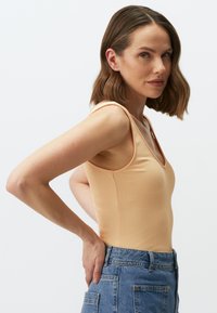 Jimmy Key V NECK SLEEVELESS - Top - peach