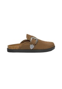 Sandalo scorrevole in suede marrone con fibbia argentata, soletta in sughero e suola in gomma nera. Presenta un puntale arrotondato e fori decorativi.