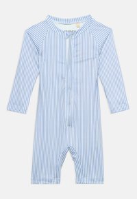 Modro-beli otroški pajac z dolgimi rokavi in navpičnimi črtami, z zadrgo spredaj in okroglim izrezom, na belem ozadju.