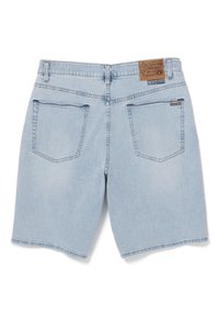 Hellblaue Jeansshorts mit geradem Schnitt, dunkler Naht, zwei Gesäßtaschen und einem markierten Lederpatch am Bund.