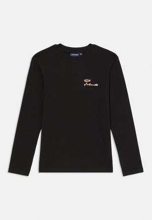 Juoda ilgomis rankovėmis marškinėliai su apvalia iškirpte, kairėje krūtinės pusėje mažas oranžinis kursyvu užrašas „Six Months“, išdėstyti ant balto fondo.