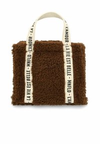 Bruine nepbont tote bag met crèmekleurige stoffen handvatten, voorzien van zwarte tekst. Rechthoekige vorm met een zachte textuur en zonder zichtbare hardware.