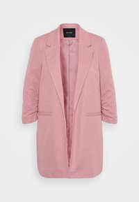 Světlý růžový blazer s texturovaným materiálem, výstřihem s klopami a tříčtvrtečními rukávy. Obsahuje dvě přední kapsy a saténovou podšívku.