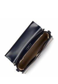 Borsa in pelle blu navy con finitura liscia, forma rettangolare, apertura superiore e interno chiaro. Presenta un'etichetta del marchio all'interno.