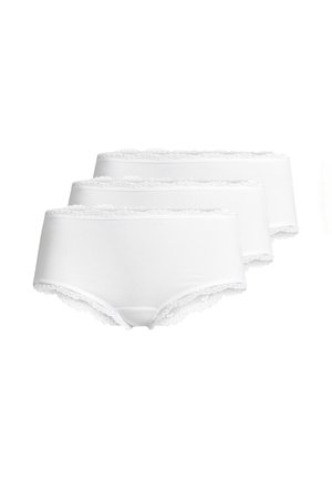 Tre slip da donna in cotone bianco con bordatura in pizzo in vita e sugli orli delle gambe, disposti uno sopra l'altro.