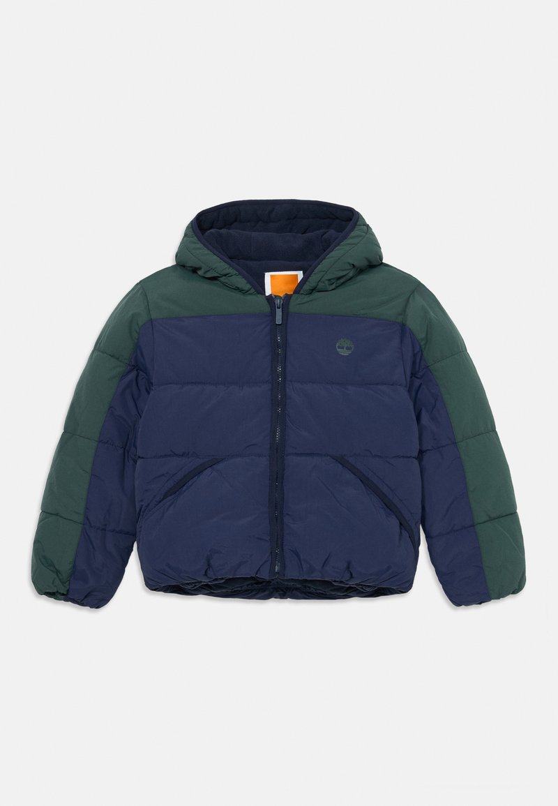 Giacca a vento con cappuccio, corpo blu navy e maniche verdi, dotata di zip frontale e due tasche angolate.