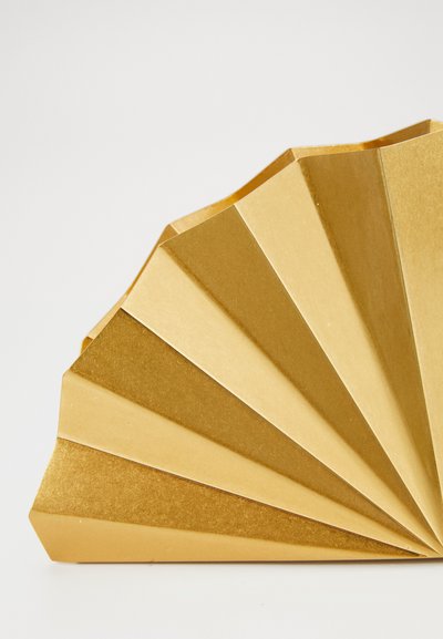 Χρυσό διακοσμητικό κομμάτι σε σχήμα ανεμιστήρα με στρωματοποιημένες, υφασματοποιημένες πτυχώσεις, που διαθέτει λεία μεταλλική φινέτσα και κοφτερές γωνίες.