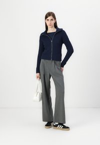 Hollister Co. Hollister Comfy Cloud Zip-Up Cable-Knit Sweater - Casaco de malha - blue