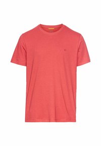 Koralfarvet bomulds T-shirt med rund halsudskæring, korte ærmer og et lille broderet logo på venstre bryst. Glat tekstur, afslappet design.