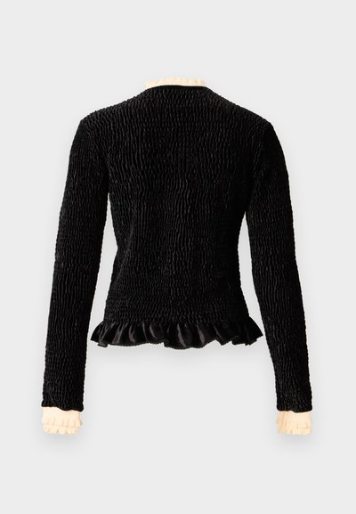 Crna teksturirana jakna s naboranim rubom i kremastim naborima na manžetama i ovratniku. Uslov slim fit s dugim rukavima.