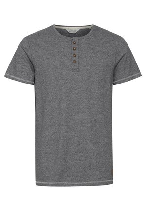 Siv majica s kratkimi rokavi, narejena iz teksturiranega materiala, z okroglo ovratnico in štirimi rjavimi gumbi za zapiranje spredaj.