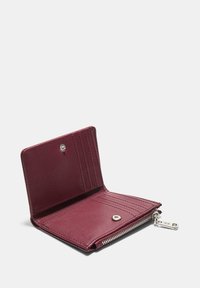 Bordeauxfarvet læderpung med lynlås, flere kortlommer og en glat tekstur. Har en trykknap for sikkerhed.