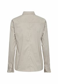 Svetlo obarvana široka dolg rokav s klasičnim ovratnikom, z nabranimi manšetami in gumbom za zapiranje na hrbtni strani.