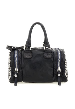 Borsa a mano in pelle nera con due manici, cerniere argentate su entrambi i lati e dettagli borchiati lungo i bordi e la tracolla.