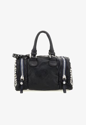 Borsa a mano in pelle nera con due manici, cerniere argentate su entrambi i lati e dettagli borchiati lungo i bordi e la tracolla.