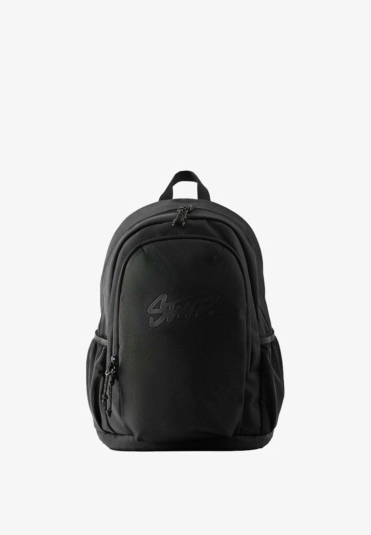 Sac à dos noir avec plusieurs compartiments zippés et une poignée en tissu sur le dessus, avec un logo de marque en relief subtil sur le devant.
