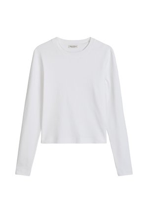 Schlichtes weißes Crop-Top mit langen Ärmeln, Rundhalsausschnitt und sichtbarem Markenlabel im Innenkragen, vor weißem Hintergrund dargestellt.