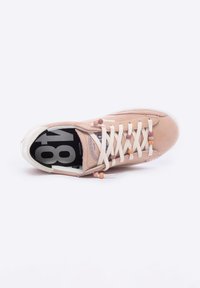 Pink lædersneaker med hvid gummisål, der har beige snørebånd og farverige perler. Den sorte indersål viser "80" i store bogstaver.