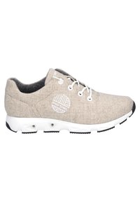 Beige Textilsneaker mit weißen Schnürsenkeln, kontrastierender schwarzer Sohle und Logo-Detail an der Seite. Weicher Stoff mit abgerundeter Form.