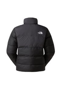 Czarna ocieplana kurtka zimowa z wysokim kołnierzem, widocznymi poziomymi przeszyciami i białym logo The North Face na górnej prawej stronie pleców.