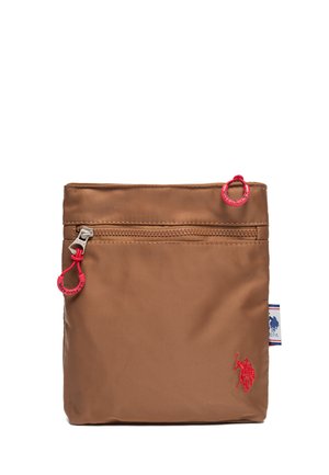 Brun nylon taske med en lynlås lomme, røde branding detaljer og et lille logo foran. Har en glat overflade og kompakt design.