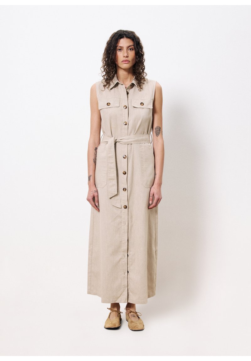 Beige, ärmelloses Maxikleid mit Knopfverschluss, zwei Brusttaschen und einem Bindegürtel. Hergestellt aus einem strukturierten Stoff, bietet es eine entspannte Silhouette.